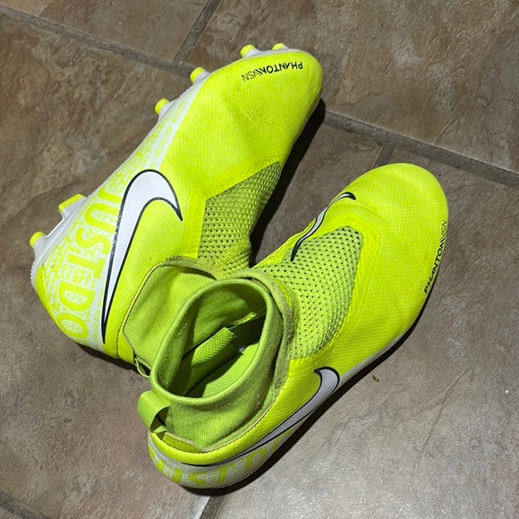 Nike Bright Yellow Cleats - Picture 11 of 11